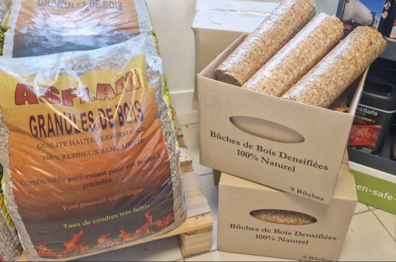 Cartons de bûches densifiées